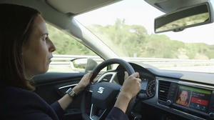 La responsable de sistemes d’informació de Seat, Leyre Olavarría, al volant del vehicle.