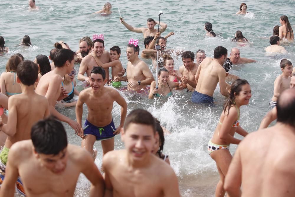 El primer bany de l''any a Palamós