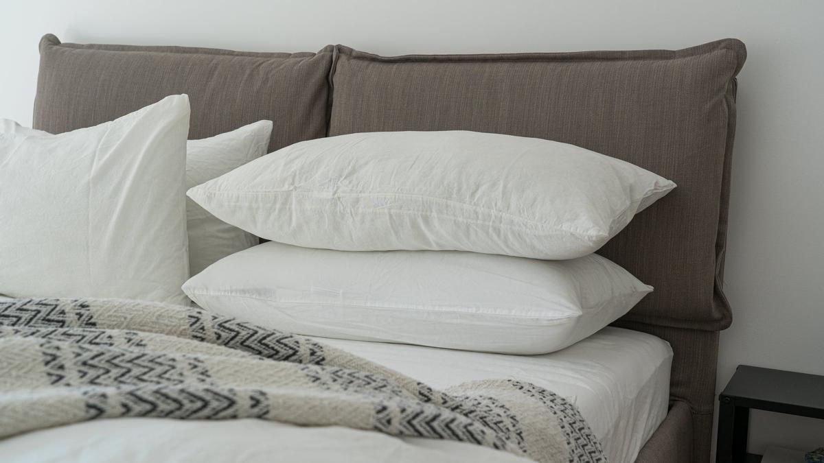 Cómo lavar las almohadas con relleno de algodón, lana o plumas en casa para evitar los ácaros