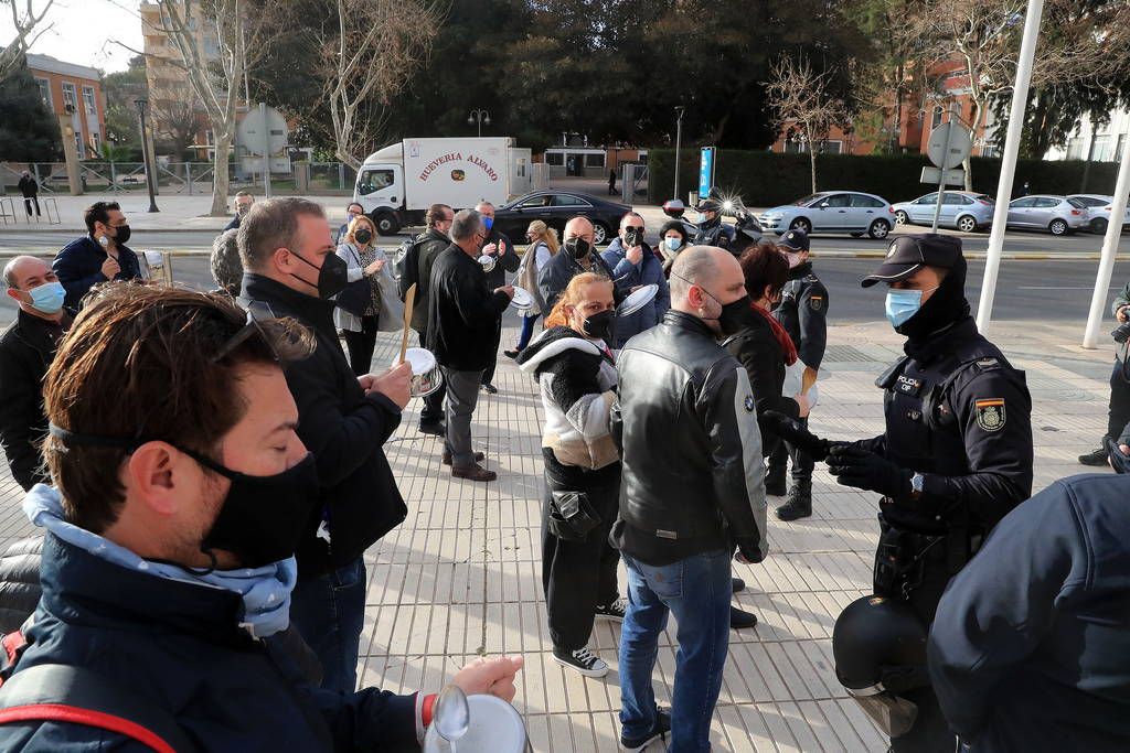 Los hosteleros se presentan en la Asamblea para recibir a López Miras