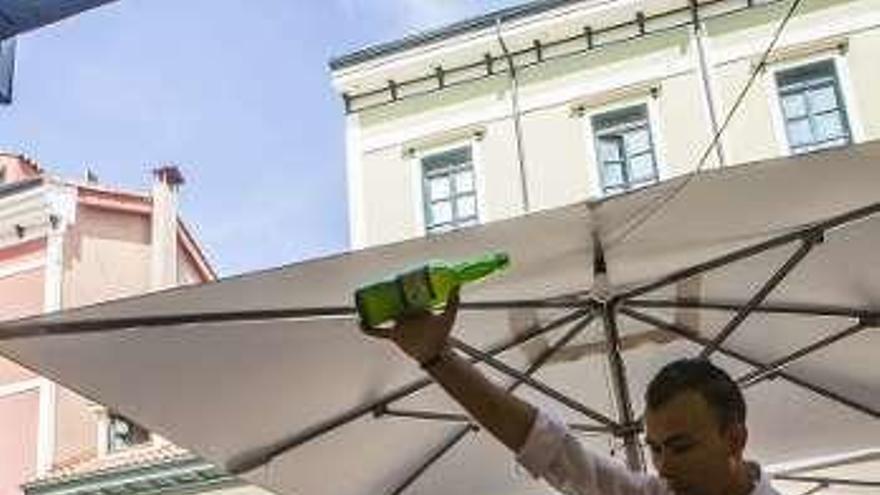 Un camarero escancia sidra en El Fontán, en Oviedo.