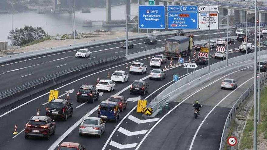 Imagen de la retención generada ayer en el puente de Rande por las obras de asfaltado de una de las plataformas. // Cristina Graña