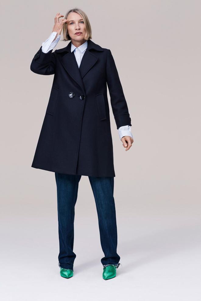 Campaña timeless de Zara: modelo con abrigo marino