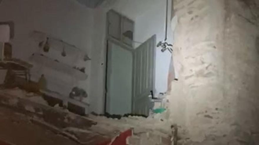 El derrumbe de un muro obliga a desalojar a vecinos en la calle María Cristina