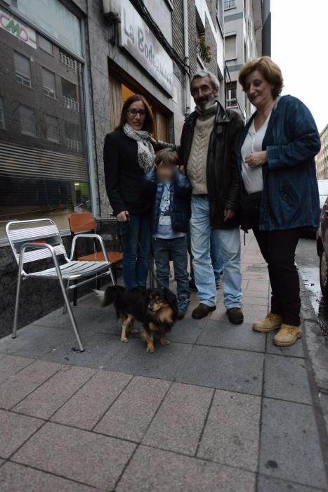 Josín entrega su perro "Trasgu" a Antonia Morales