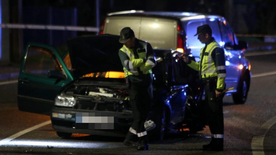 Dos jóvenes muertos y una herida grave en un choque frontal entre dos coches en Marín