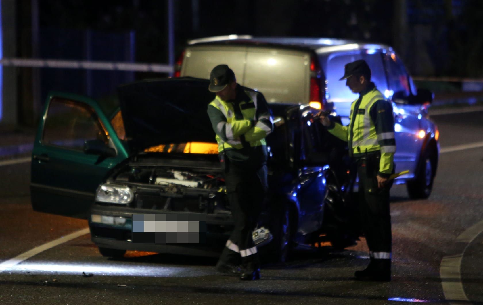 Dos jóvenes muertos y una herida grave en un choque frontal entre dos coches en Marín