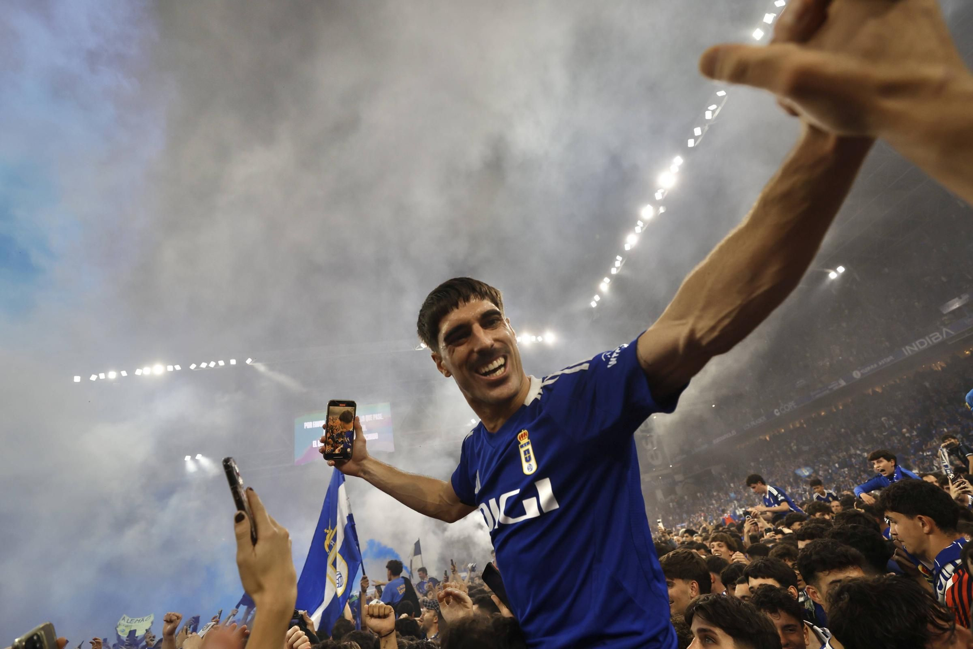 EN IMÁGENES: Así se vivió en el Carlos Tartiere la noche del ascenso del Oviedo a Primera División 24 años después