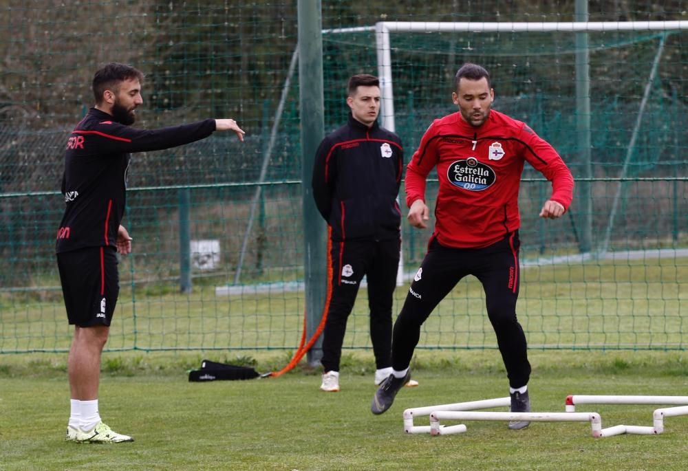 También los fabrilistas Montiel, Pedro López y Abeledo se entrenan con el primer equipo. La sesión en Abegondo contó con la presencia de los Riazor Blues.