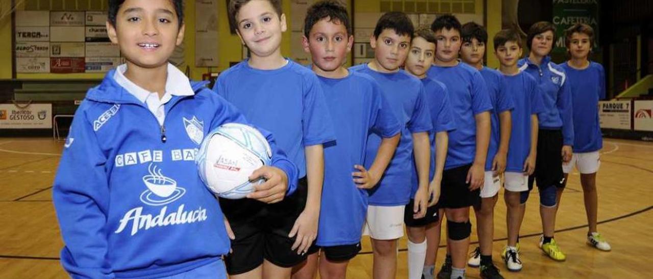 Jugadores de los equipos alevín e infantil del Pastelería Cervela. // Bernabé/Javier Lalín