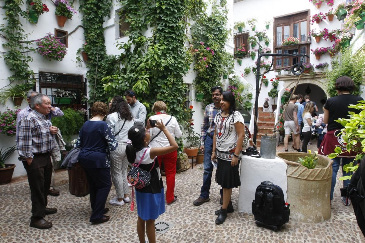 Apurando la fiesta de los patios por la Judería