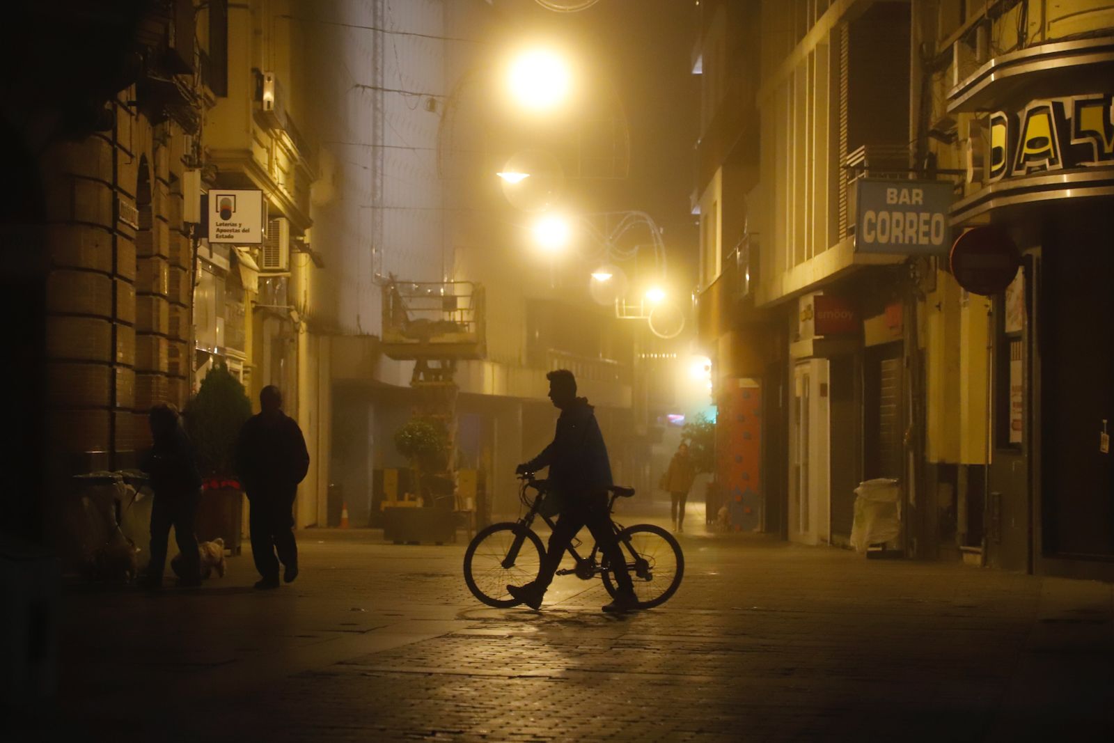 Córdoba amanece bajo una intensa niebla