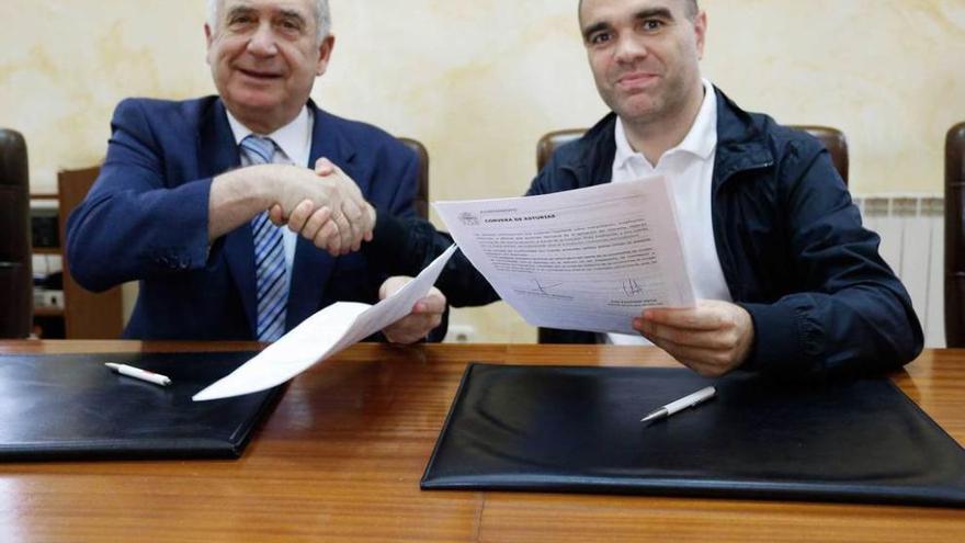 Vicente Gotor e Iván Fernández, ayer, tras la firma del convenio entre Universidad y Ayuntamiento.