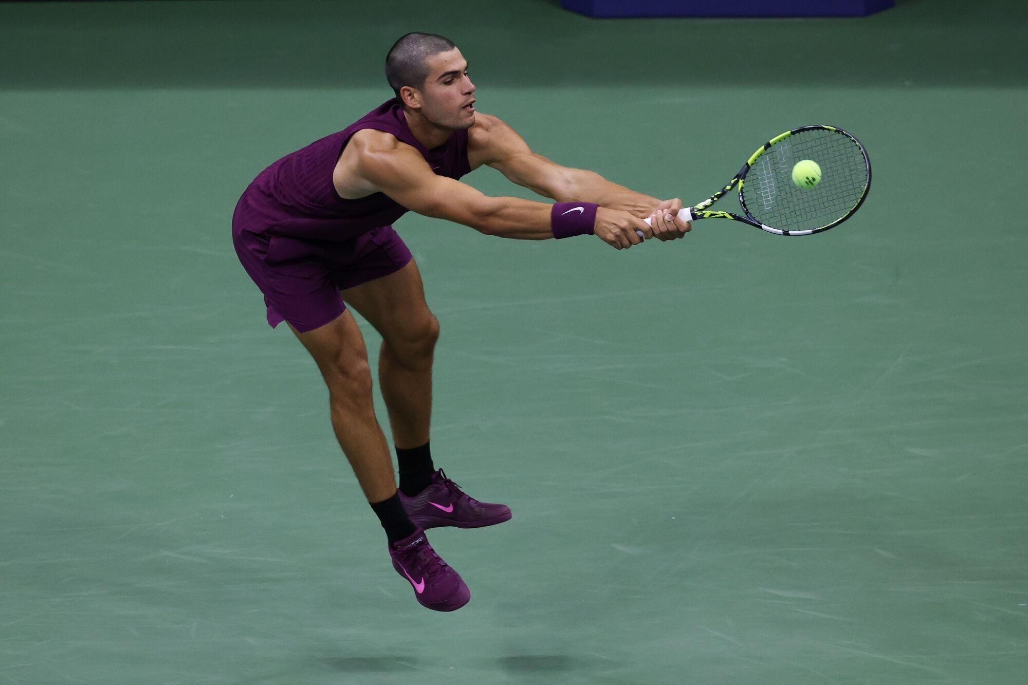 FLUSHING MEADOWS (United States), 28/08/2025.- Carlos Alcaraz of Spain in action against Mattia Bellucci of Italy during the second round of the US Open Tennis Championships in Flushing Meadows, New York, USA, 27 August 2025. (Tenis, Italia, España, Nueva York) EFE/EPA/BRIAN HIRSCHFELD