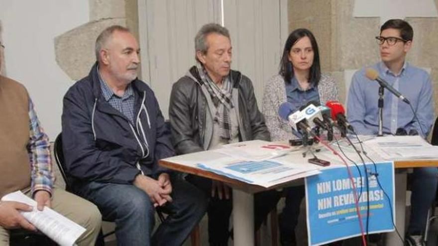 Integrantes de la Plataforma Galega en Defensa do Ensino Público, ayer, en Santiago. // Xoán Álvarez