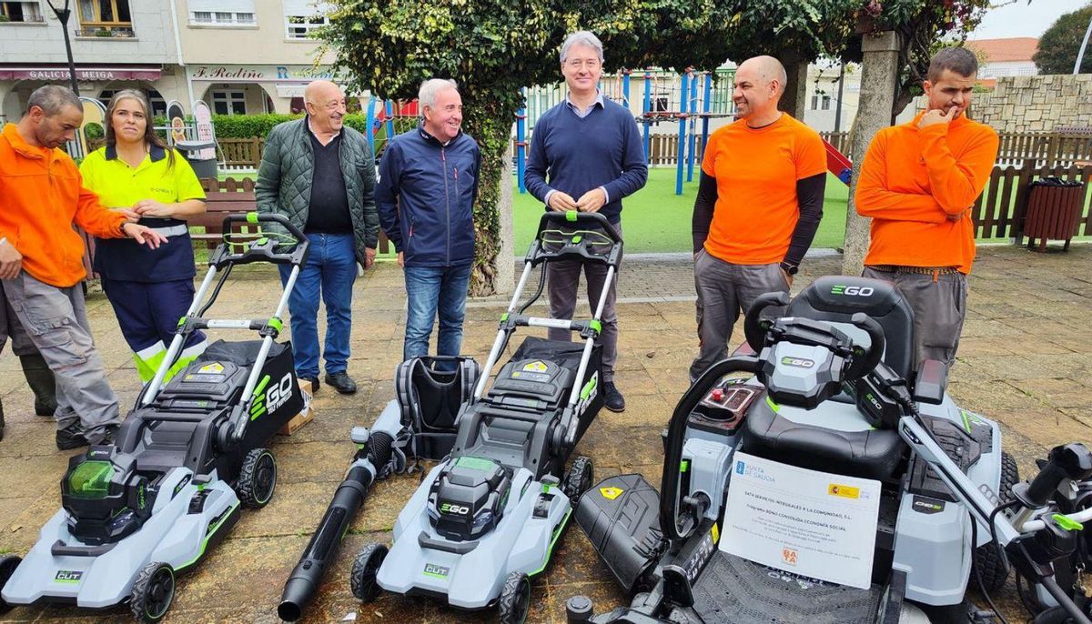 O Grove, pionero en el uso de cortadoras de césped eléctricas que trabajan sin ruido