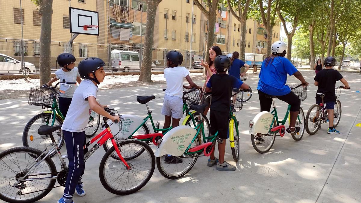 Una de les sessions sobre conducció de bicicletes que s&#039;ha fet als alumnes de l&#039;escola Carme Auguet del Pont Major