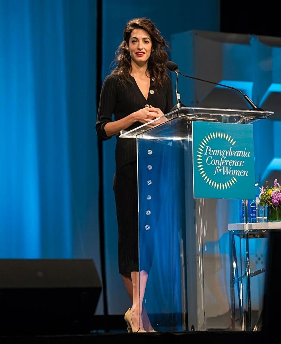 Amal Clooney con vestido negro de punto, de Paule Ka