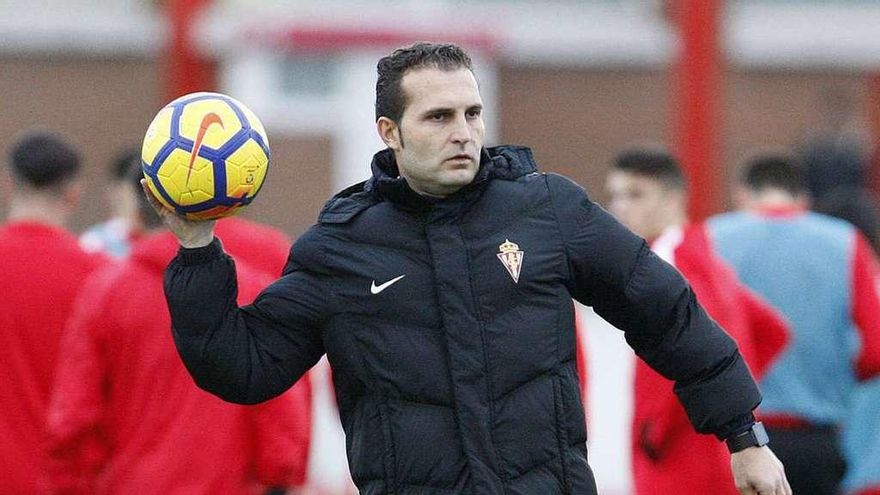 Rubén Baraja, durante el entrenamiento de ayer del Sporting.