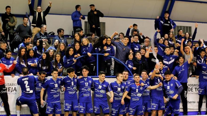 Los jugadores del Ilicar Mare Nostrum Torrevieja celebran la victoria frente al Elda