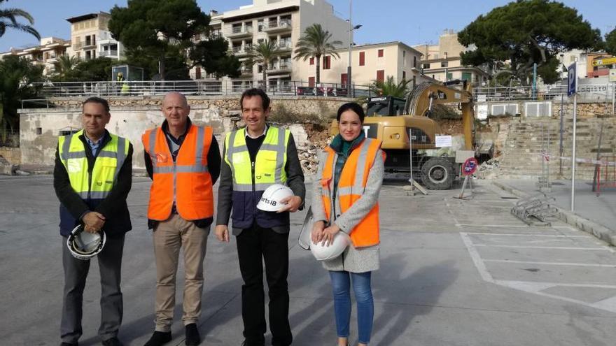 Instante de la visita de autoridades, ayer, a las obras de derribo de los deteriorados &#039;escars&#039;.