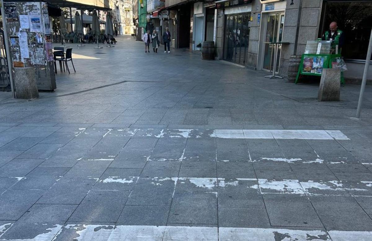 Uno de los pasos de peatones semiborrados de Marín.