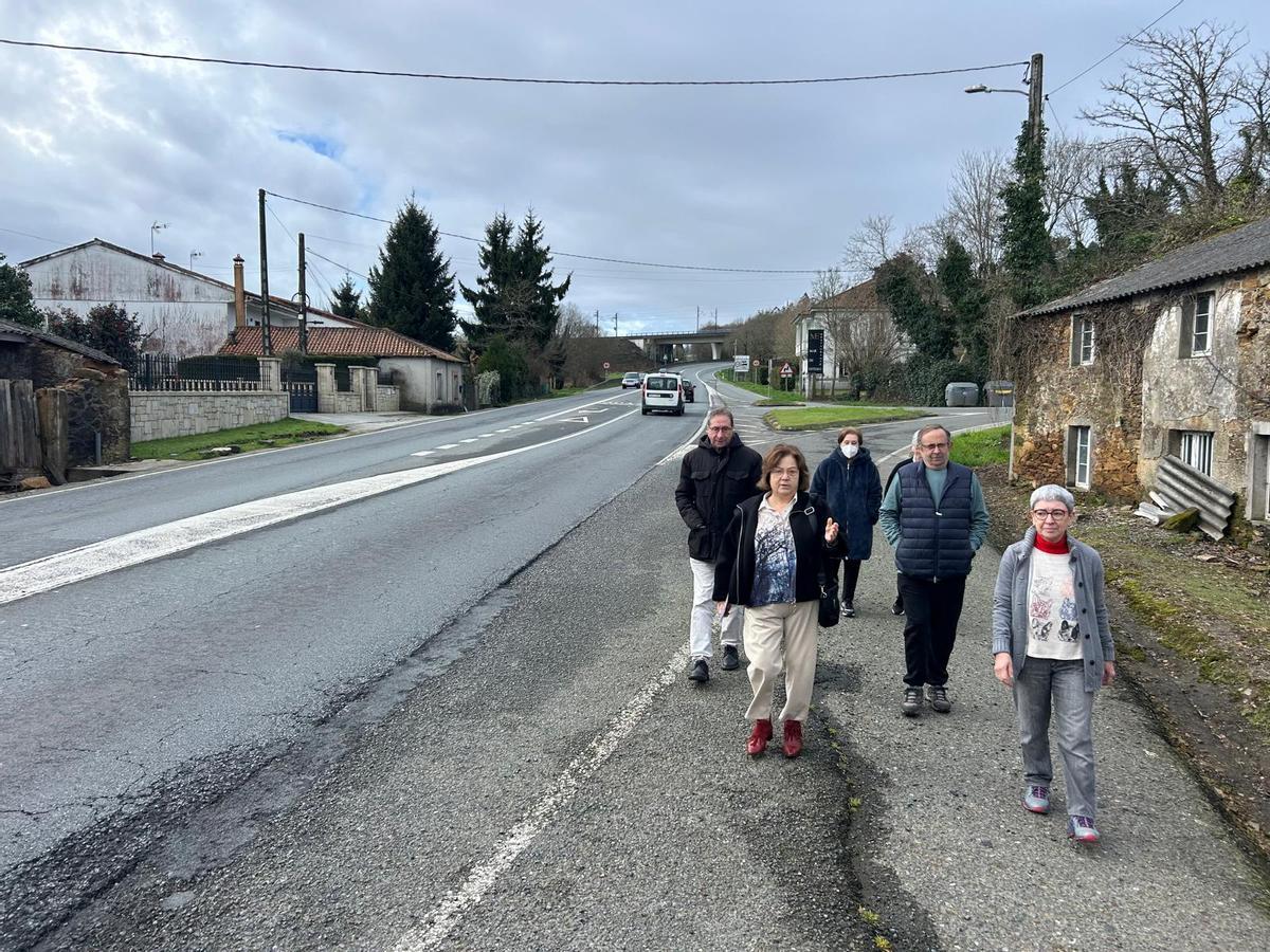 Los vecinos denuncian la inexistencia de aceras pese a que se trata de una zona de casas