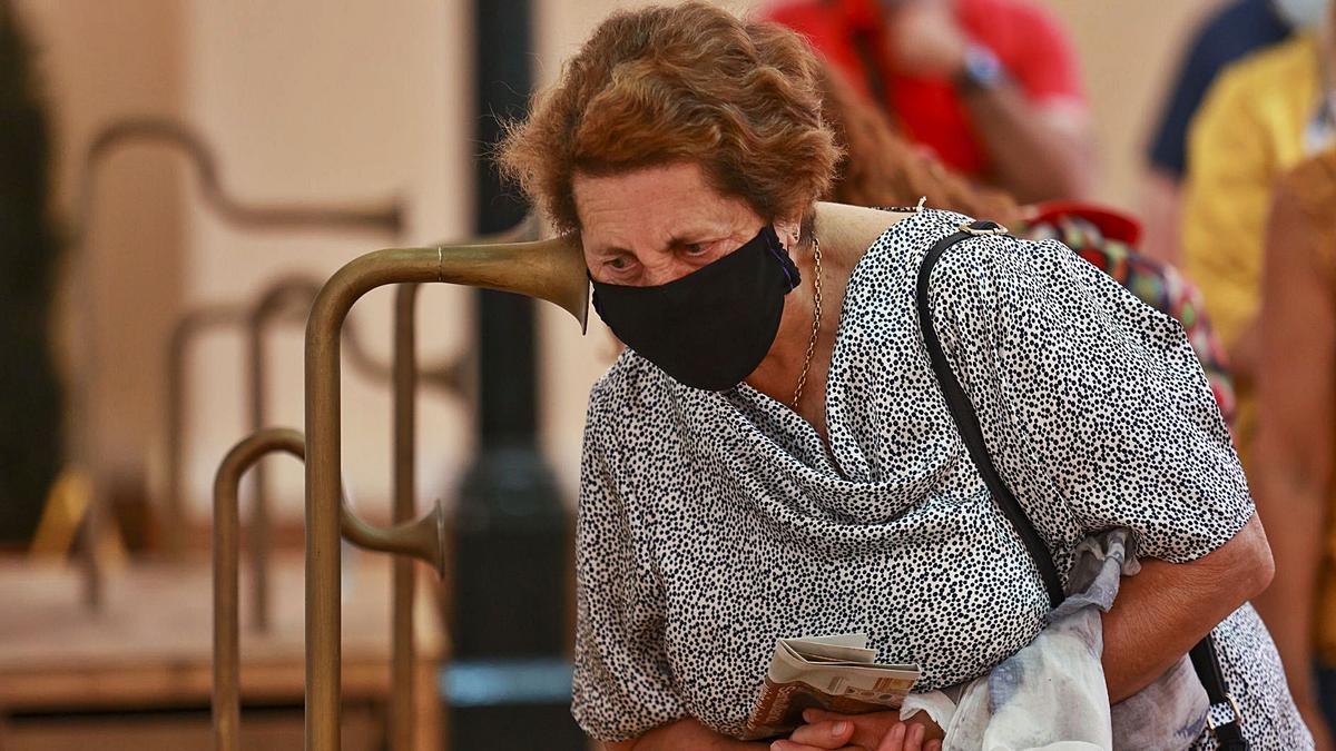 María Pérez escuchando los sonidos procedentes de Santullano | Irma Collín