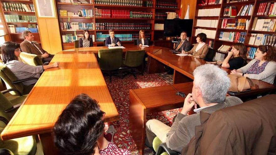 El juez decano junto a los magistrados de Primera Instancia en la junta celebrada ayer en Vigo. // M.G.B.
