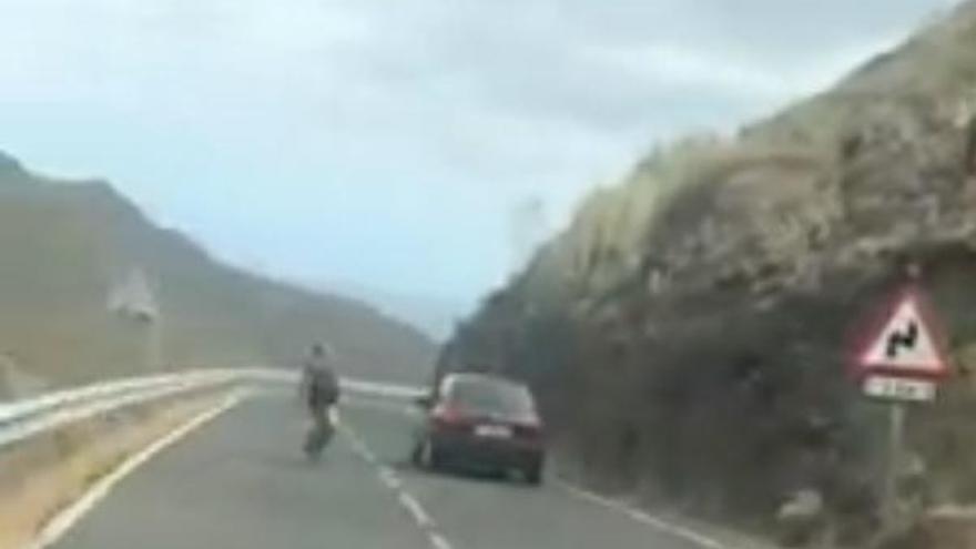 Adelantamiento temerario de un ciclista en Tenerife