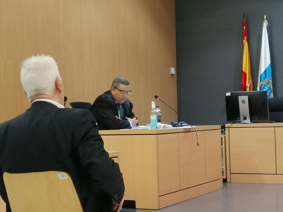 El cónsul honorario de Rusia en Canarias, Gonzalo Parada, en primer plano con su abogado, Armando Martín, detrás.