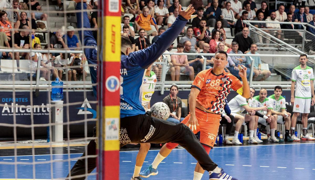 El capitán del Horneo Alicante Darko Dimitrievski intenta batir al tunecino Fradj Ben Tekaya, infranqueable bajo los palos.