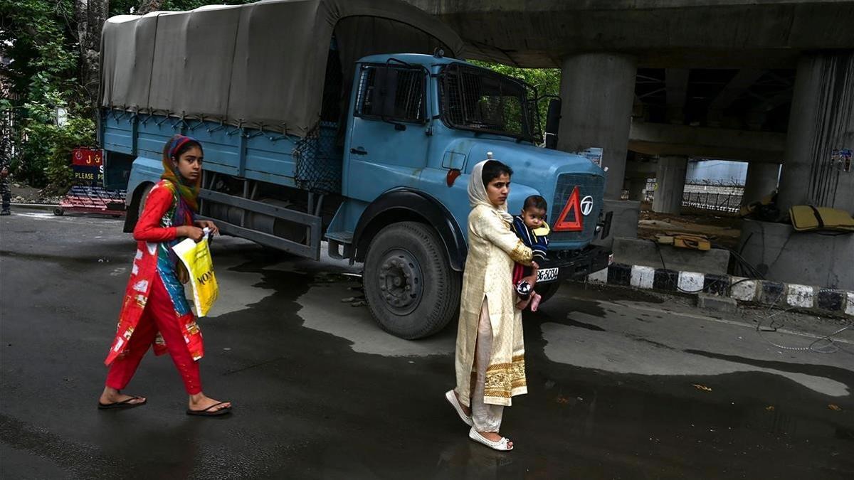 Dos mujeres caminan por una calle de la ciudad cachemira de Srinagar, este sábado.