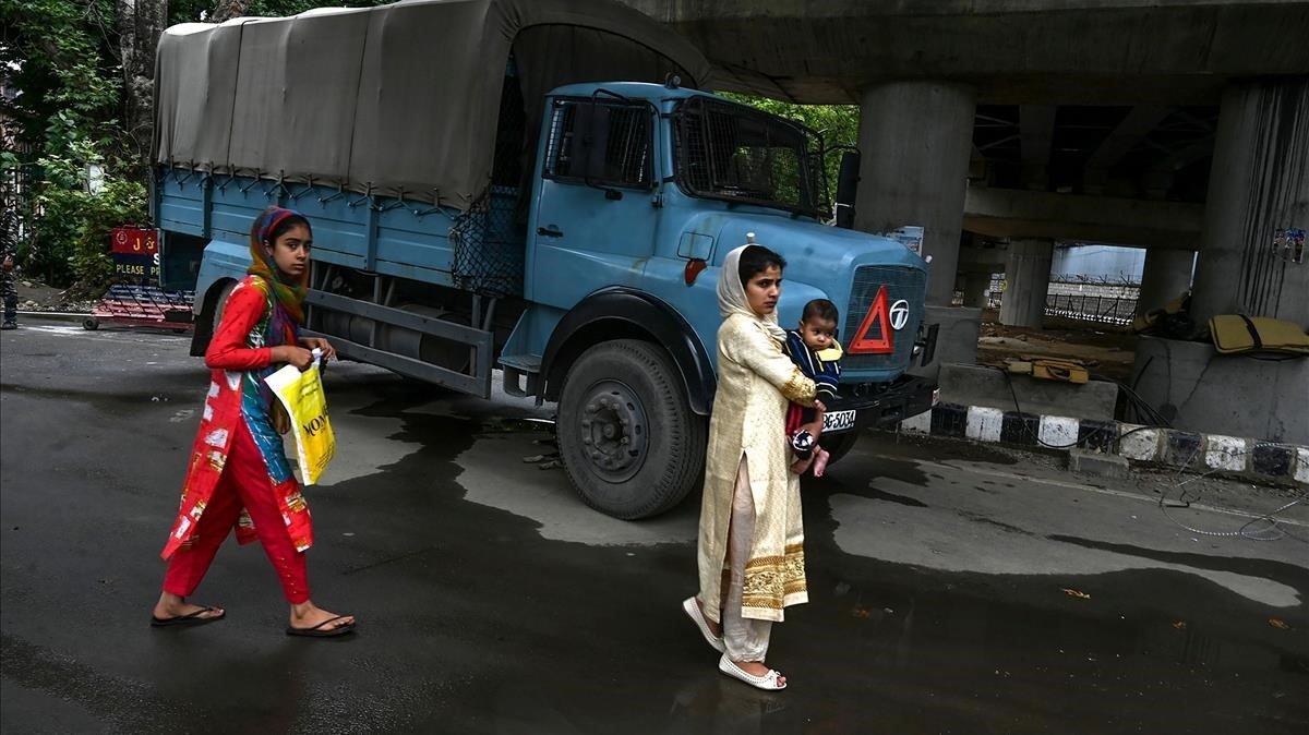 zentauroepp49466639 topshot   kashmiri pedestrians walk past a security personne190817192500