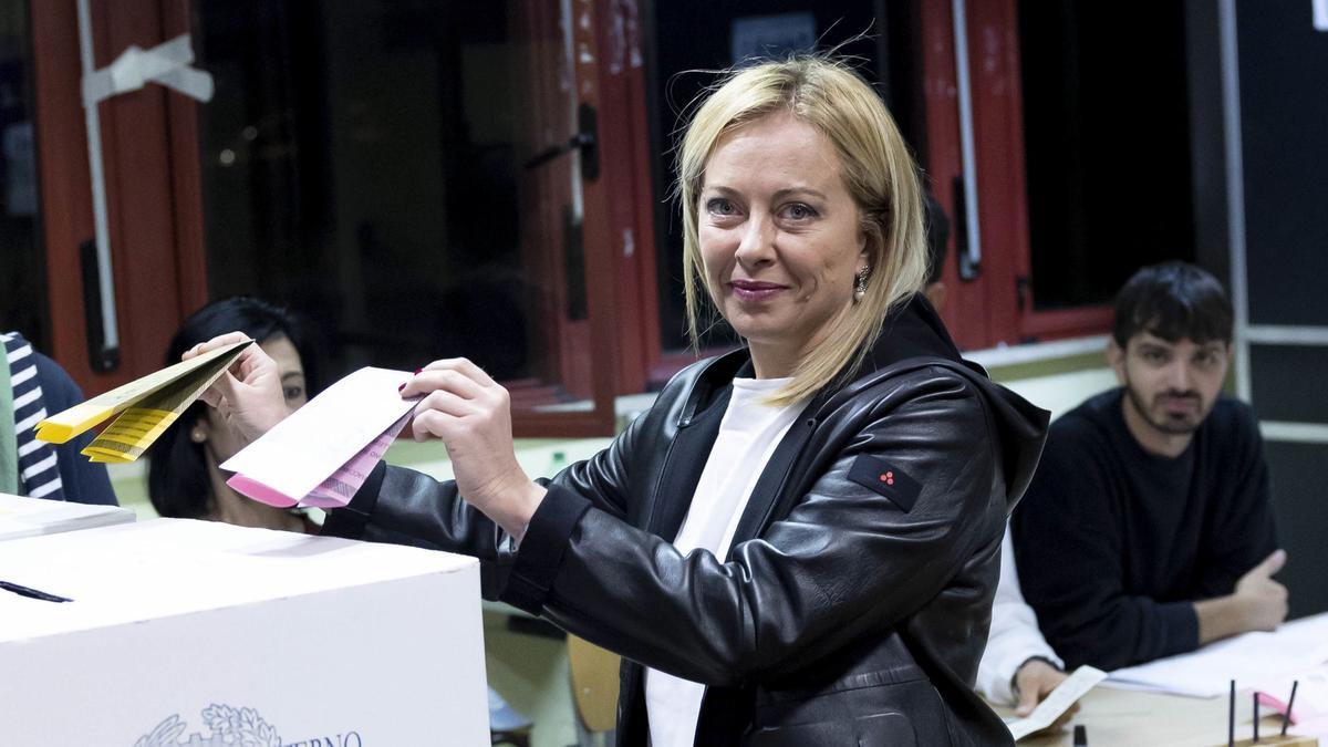 La líder de Hermanos de Italia, Giorgia Meloni, en el momento de votar durante las eleciones generales.