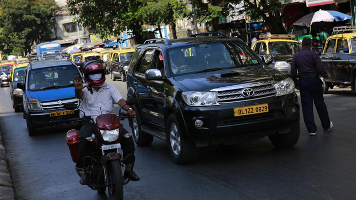 Dinish Karamsesula, conductor de Uber en las calles de Bombay, con su todoterreno.