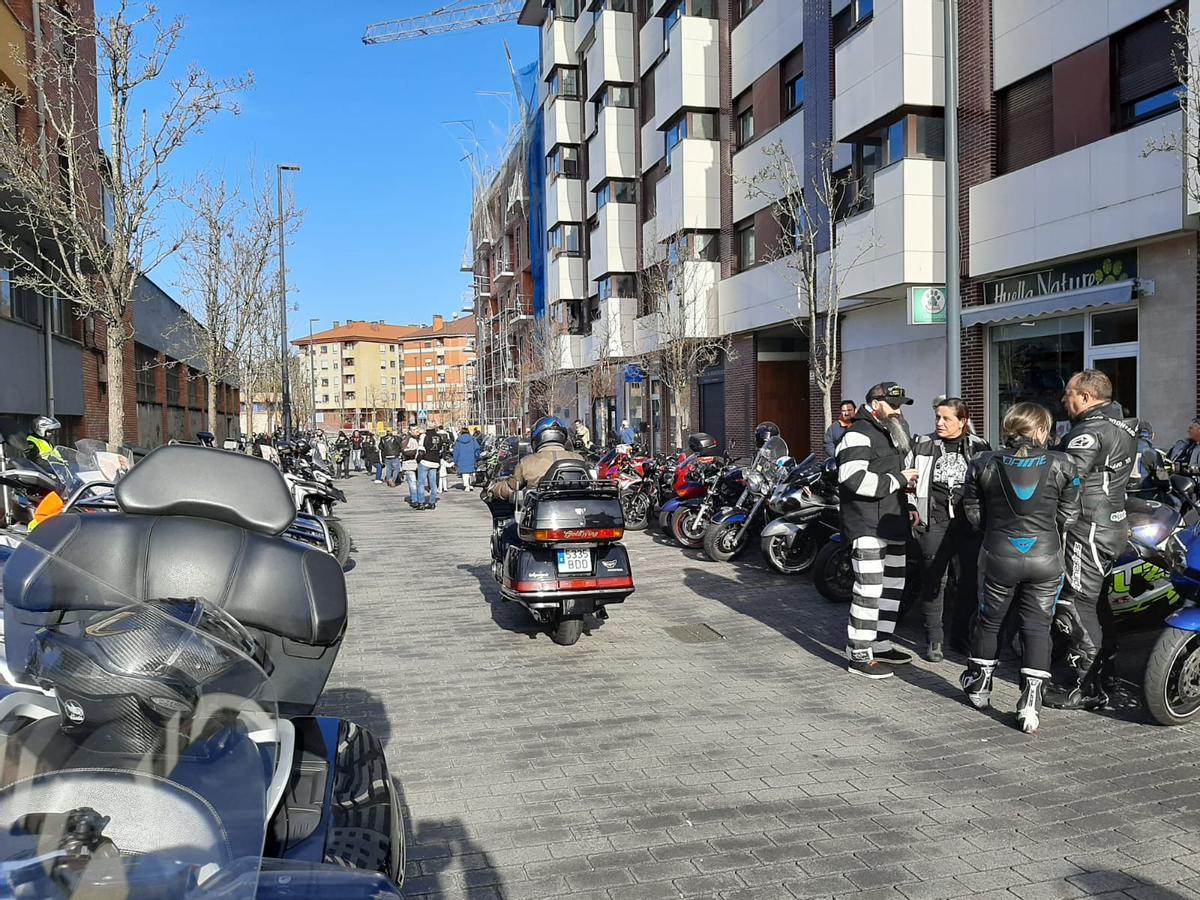 El homenaje a José Manuel Prado, "Chechu", el motero fallecido en Posada, en imágenes