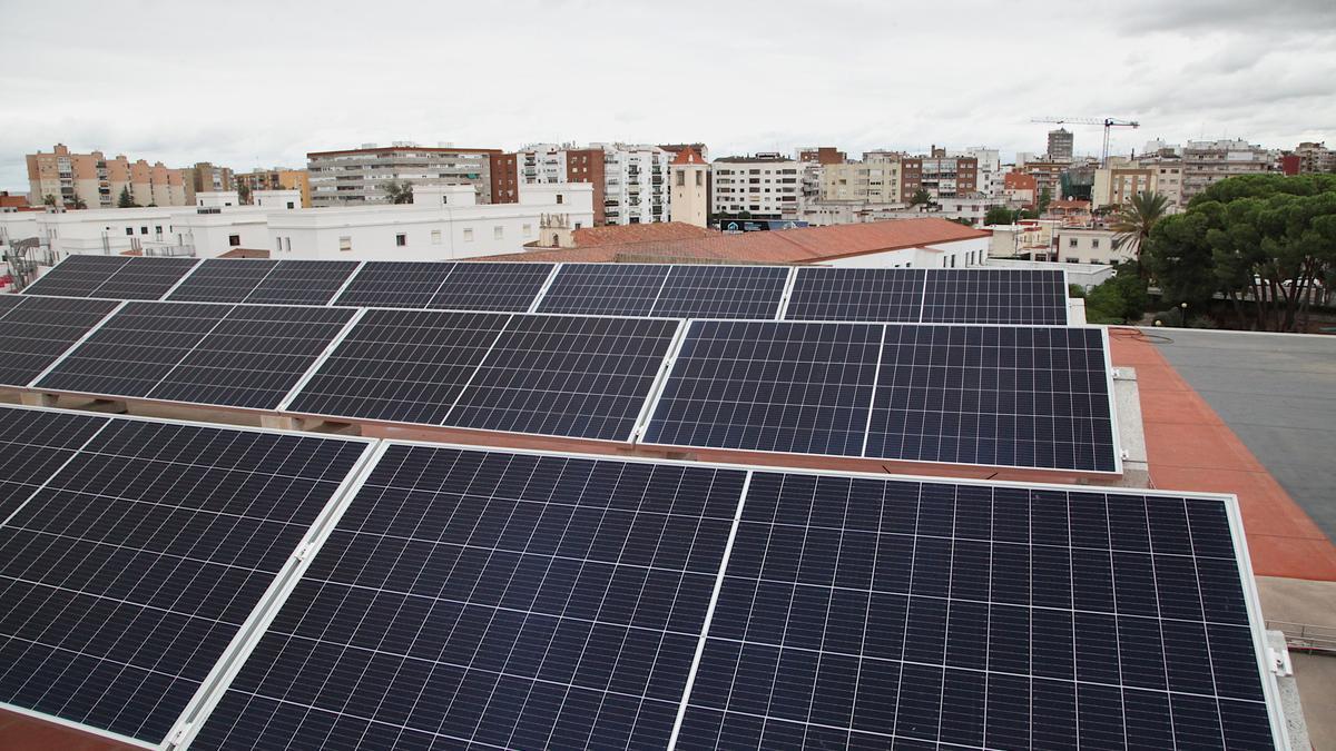 Las placas fotovoltaicas se instalan en los tejados de domicilios y empresas.