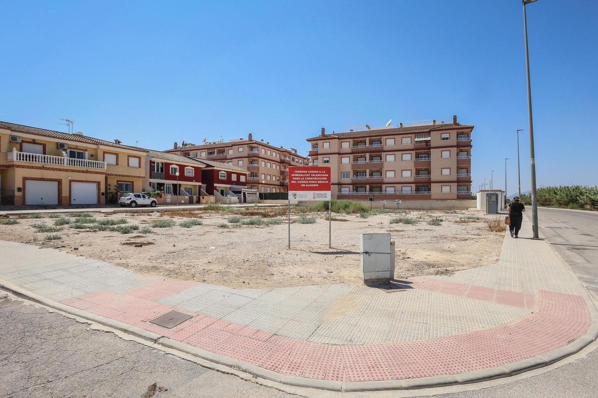 Parcela con cartel anunciador del consultario en Algorfa desde 2023