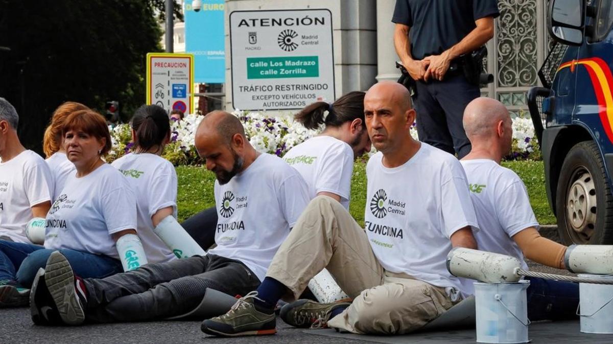 Activistas de Greenpeace protestan contra la decisión del Ayuntamiento de Madrid de no multar a los conductores que atraviesen Madrid Central