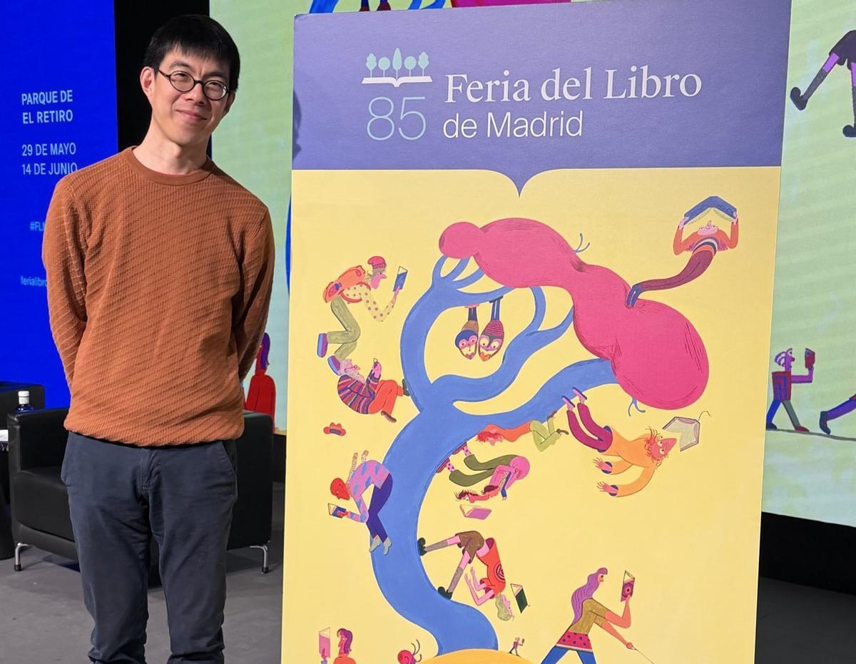 El artista Miguel Pang junto a su diseño para el cartel de la 85º Feria del Libro de Madrid.
