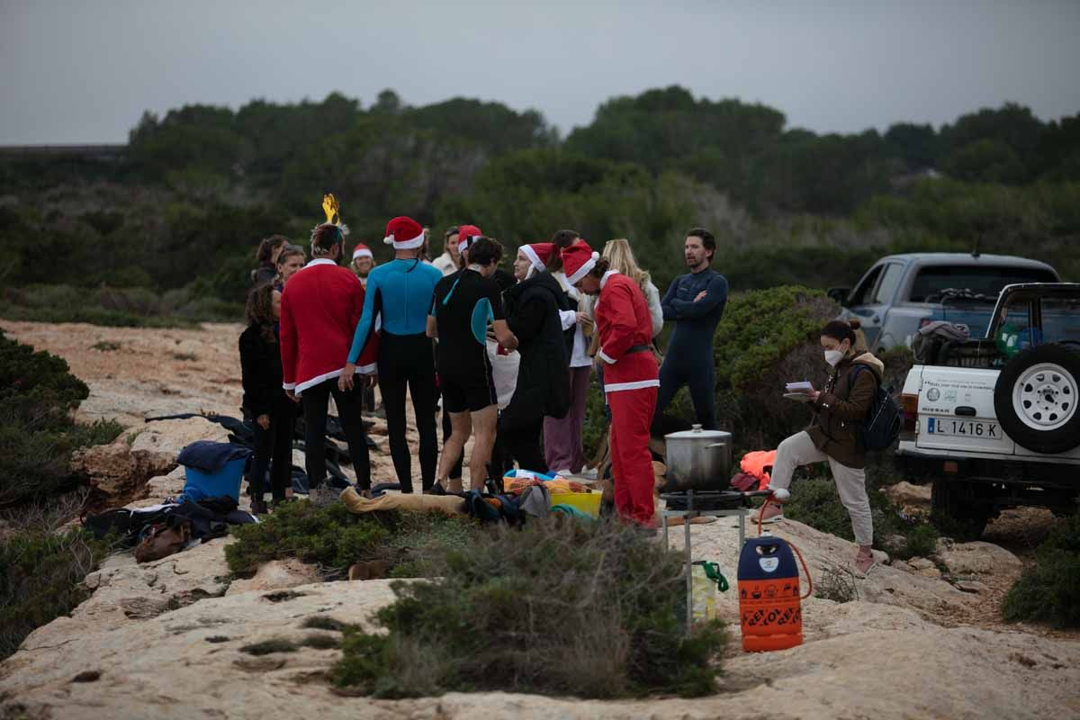 Salto al agua vestidos de Papá Noel