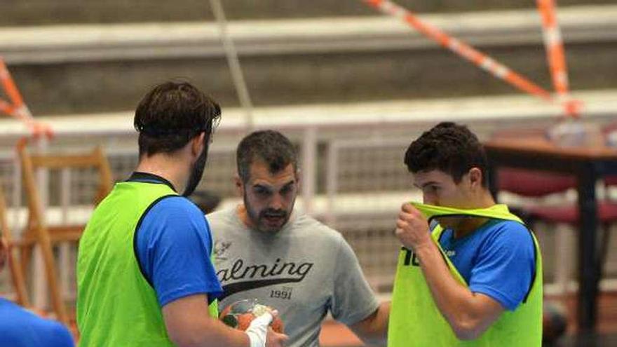 Montes da instrucciones en un entrenamiento. // Gustavo Santos