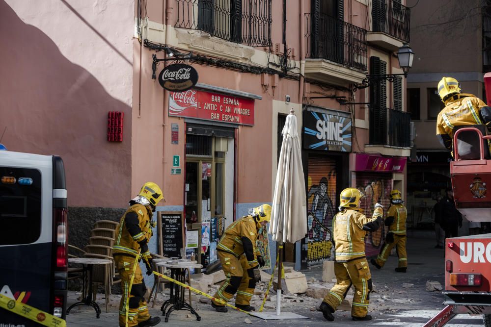 In der Fußgängerzone des Carrer Oms im Zentrum von Palma sind am Dienstagvormittag (14.2.) Steinblöcke dreier Balkone herabgestürzt. Ein 20-jähriger Kellner wurde leicht verletzt.