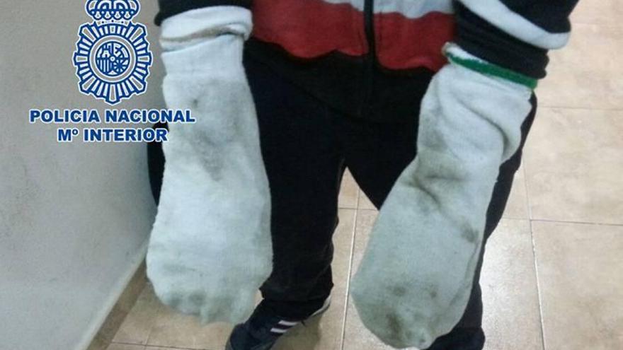 Calcetines en lugar de guantes para no dejar huellas