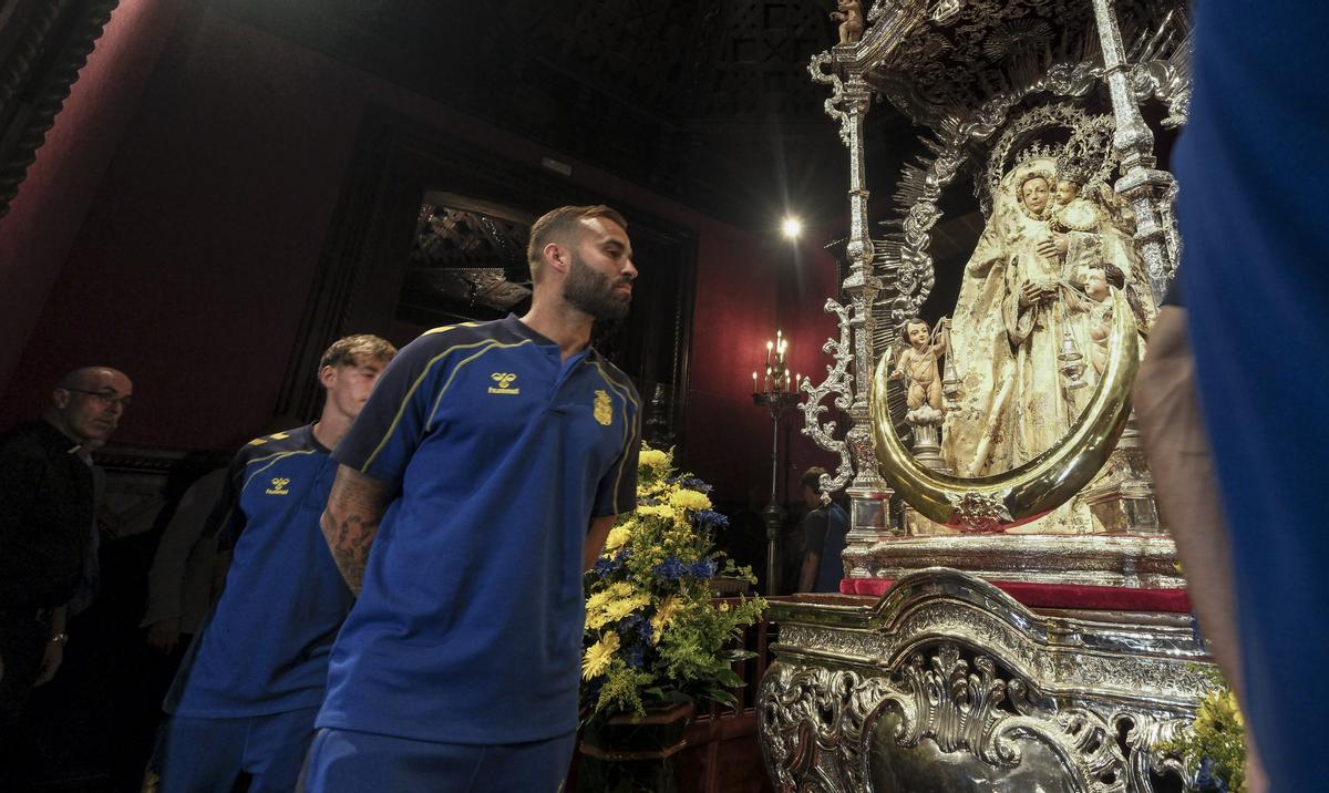 Ofrenda floral de la UD Las Palmas a la Virgen del Pino