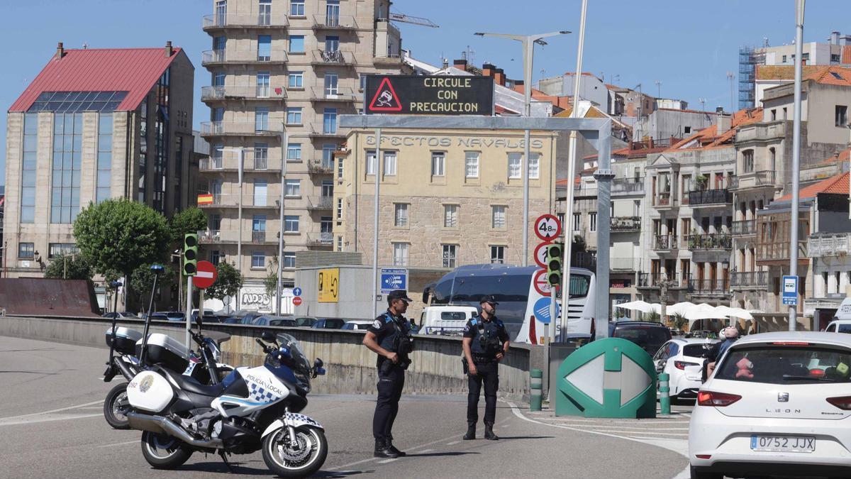 Policía Local cerrando el túnel de Beiramar.