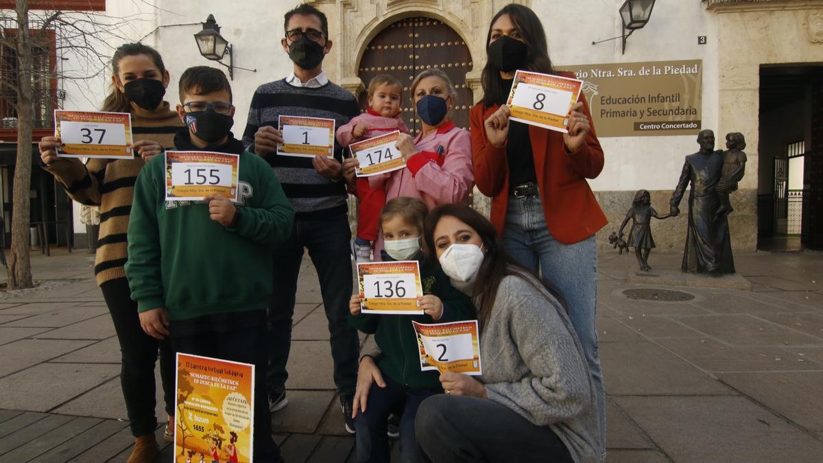 Alumnos y profesores del colegio La Piedad con carteles relativos a la carrera solidaria a favor de la Fundación Bangassou.