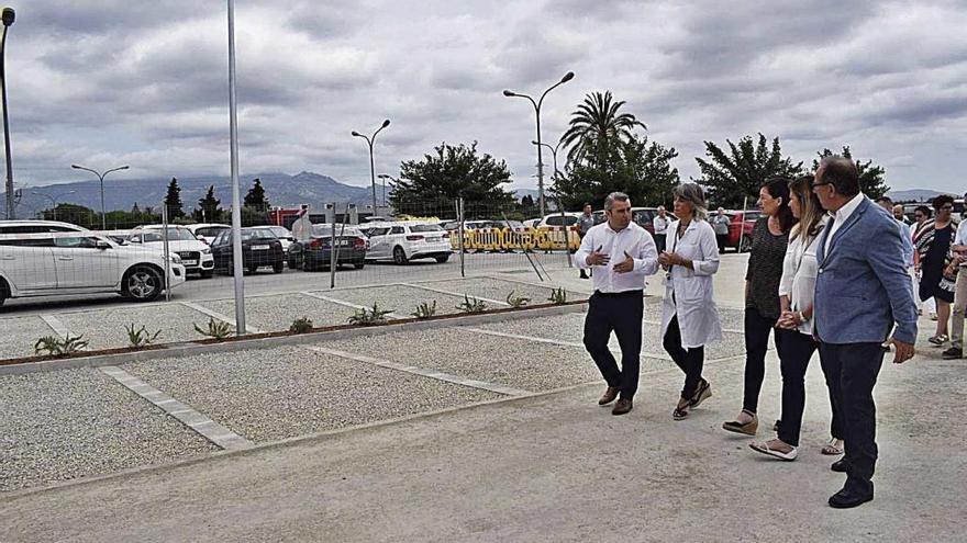 Las autoridades y la directora del Hospital Comarcal visitan la ampliación afectada.