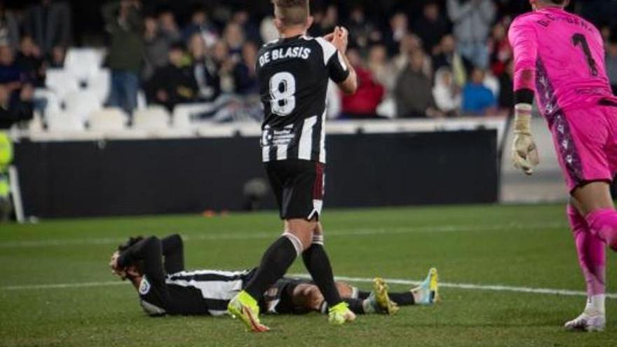 Los jugadores albinegros se lamentan de una ocasión fallada en el duelo del domingo ante el Levante. | LOYOLA PÉREZ